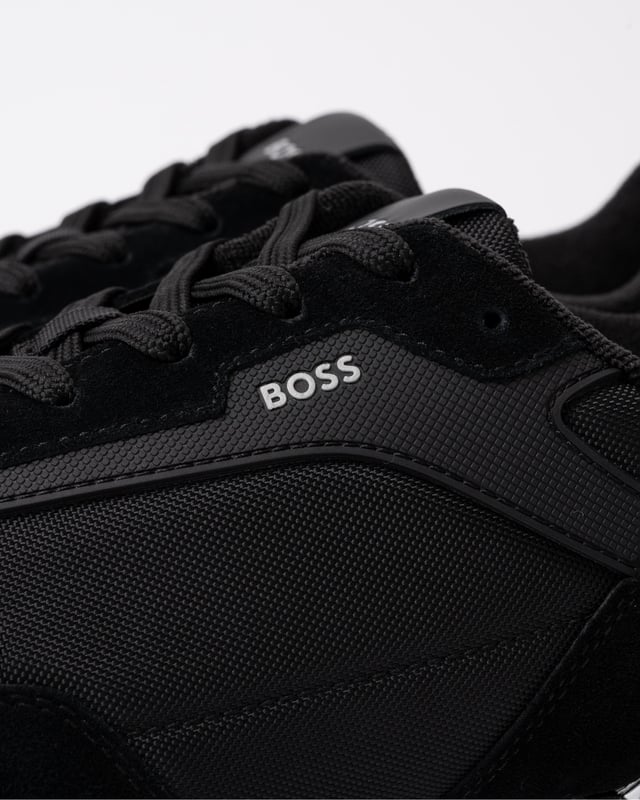 Crafted in a creative mix of fabric and suede, these BOSS Menswear trainers feature soft lining and a padded collar for enhanced comfort.
100% polyester
50523221