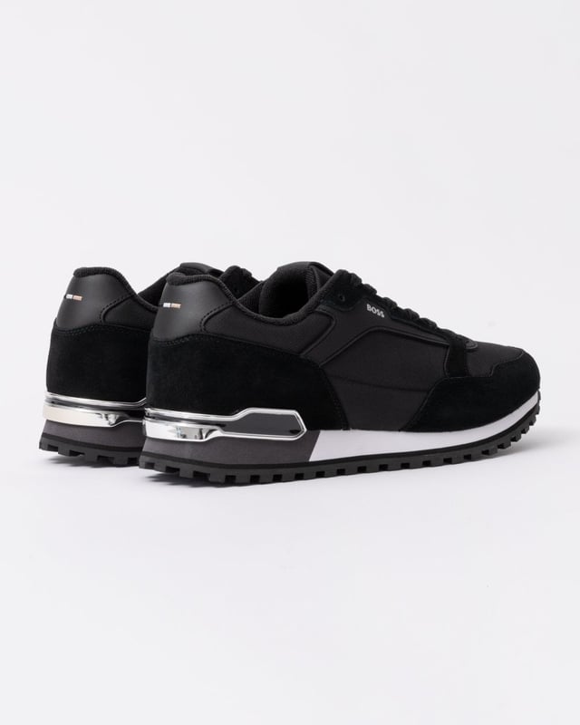 Crafted in a creative mix of fabric and suede, these BOSS Menswear trainers feature soft lining and a padded collar for enhanced comfort.
100% polyester
50523221