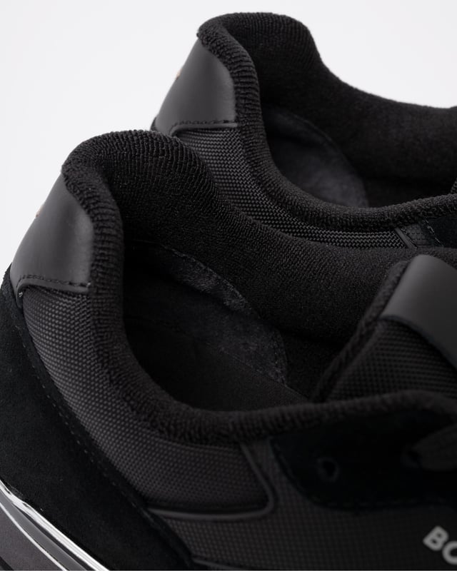Crafted in a creative mix of fabric and suede, these BOSS Menswear trainers feature soft lining and a padded collar for enhanced comfort.
100% polyester
50523221