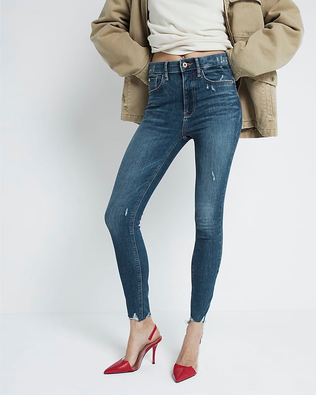 High waisted, Super skinny fit, Denim fabric, Belt loops, Classic 5 pockets, Button and zip fastening