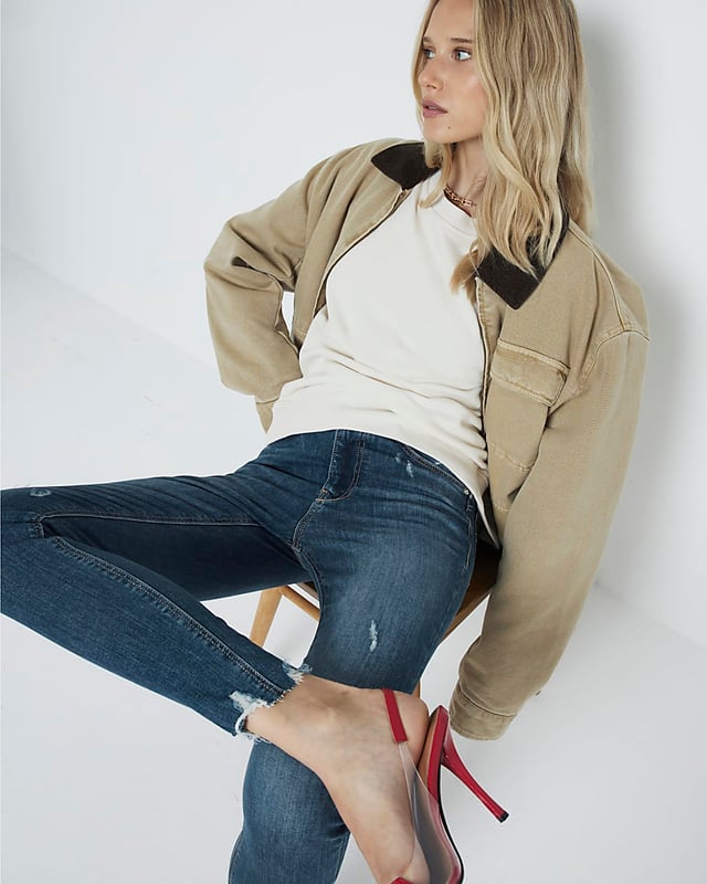 High waisted, Super skinny fit, Denim fabric, Belt loops, Classic 5 pockets, Button and zip fastening