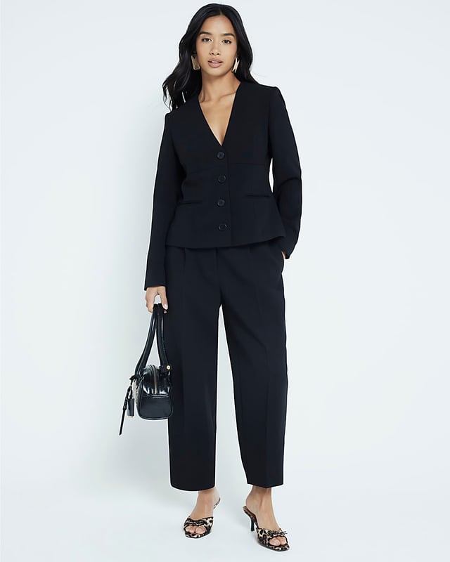 Button & zip fastening, Belt loops, Barrel leg, Petite collection