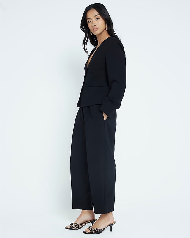 Button & zip fastening, Belt loops, Barrel leg, Petite collection