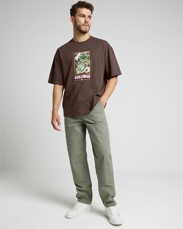 Regular fit, Patch detail, Pockets, Belt loops, Button and zip fastening