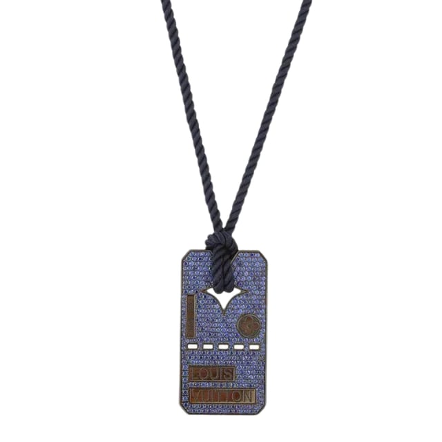 VINTAGE, RRP AS NEW
Louis Vuitton Limited Edition Blue Sapphire Dog Tag Necklace: Louis Vuitton pre-owned 18K black rhodium-plated gold (750/1000) dog tag pendant.
The pendant is a rectangular-shaped plate with no bail but a cut-out "star" motif that allows for a twisted navy blue cord finished with black rhodium-plated gold tips to pass through.
The front of the plate is fully set with sapphires with the engraving "since 1854" and Louis Vuitton on a rectangle. It also features the Louis Vuitton flower and a series of 5 small cut-out rectangles.
The back of the plate features the number 750 for 18K gold the Louis Vuitton Paris signature and a handwritten signature.
Dimensions approximately 4.4 x 2.3 cmCondition: Excellent condition almost new: this piece of jewelry has been carefully cleaned by a professional jeweler and re-packaged in its Louis Vuitton case. No visible signs of wear. Details: . Black Rhodium-plated 750/1000 gold (18K) . Blue sapphire pavé . Motif size: 44 x 23 mm . Weight: 23.73 gr - Packaging and Certificates: . Original beige flannel pouch and Louis Vuitton box . Certificate of authenticity issued by our partner expert.