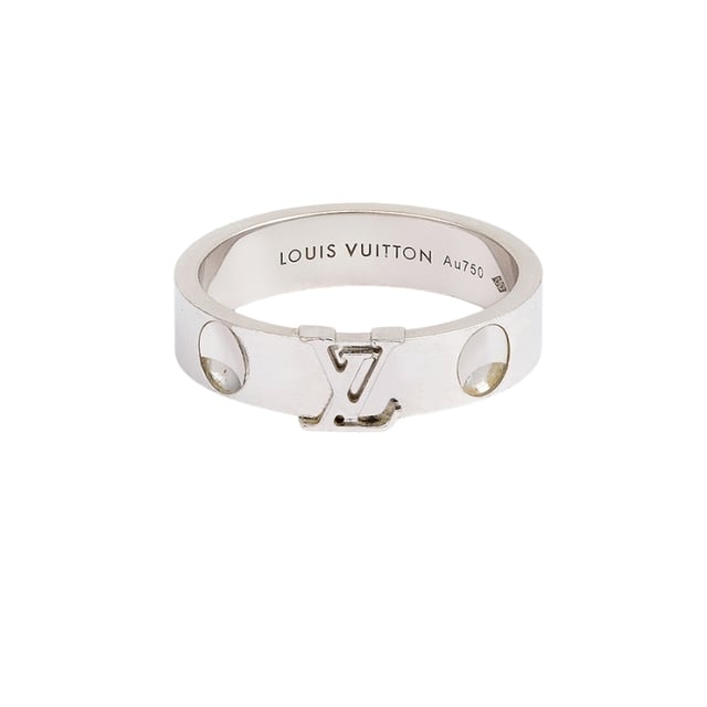 VINTAGE, RRP AS NEW
Louis Vuitton Imprint Ring: Pre-owned Louis Vuitton Imprint Ring in 750/1000 white gold, composed of a flat, smooth ring, approximately 5 mm wide. 5 embossed imprints spaced around the ring. In the center, the Vuitton logo is raised. Second-hand Louis Vuitton jewelry signed, numbered, with box and certificate of authenticity. Condition: Very good condition: this jewelry has been carefully polished and cleaned by a professional jeweler. Some signs of wear that do not detract from the beauty of the jewelry. Details: . 750/1000 White Gold (18K) . Width: 4.8 mm . Finger size: 59 . Weight: 6.95 gr - Packaging and Certificates: . Original Vuitton signed case (Condition: good) . Certificate of authenticity and expertise issued by our partner expert.