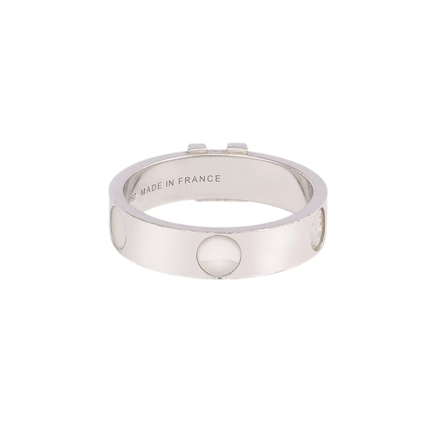 VINTAGE, RRP AS NEW
Louis Vuitton Imprint Ring: Pre-owned Louis Vuitton Imprint Ring in 750/1000 white gold, composed of a flat, smooth ring, approximately 5 mm wide. 5 embossed imprints spaced around the ring. In the center, the Vuitton logo is raised. Second-hand Louis Vuitton jewelry signed, numbered, with box and certificate of authenticity. Condition: Very good condition: this jewelry has been carefully polished and cleaned by a professional jeweler. Some signs of wear that do not detract from the beauty of the jewelry. Details: . 750/1000 White Gold (18K) . Width: 4.8 mm . Finger size: 59 . Weight: 6.95 gr - Packaging and Certificates: . Original Vuitton signed case (Condition: good) . Certificate of authenticity and expertise issued by our partner expert.