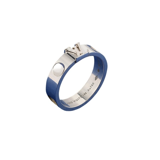 VINTAGE, RRP AS NEW
Louis Vuitton Imprint Ring: Pre-owned Louis Vuitton Imprint Ring in 750/1000 white gold, composed of a flat, smooth ring, approximately 5 mm wide. 5 embossed imprints spaced around the ring. In the center, the Vuitton logo is raised. Second-hand Louis Vuitton jewelry signed, numbered, with box and certificate of authenticity. Condition: Very good condition: this jewelry has been carefully polished and cleaned by a professional jeweler. Some signs of wear that do not detract from the beauty of the jewelry. Details: . 750/1000 White Gold (18K) . Width: 4.8 mm . Finger size: 59 . Weight: 6.95 gr - Packaging and Certificates: . Original Vuitton signed case (Condition: good) . Certificate of authenticity and expertise issued by our partner expert.