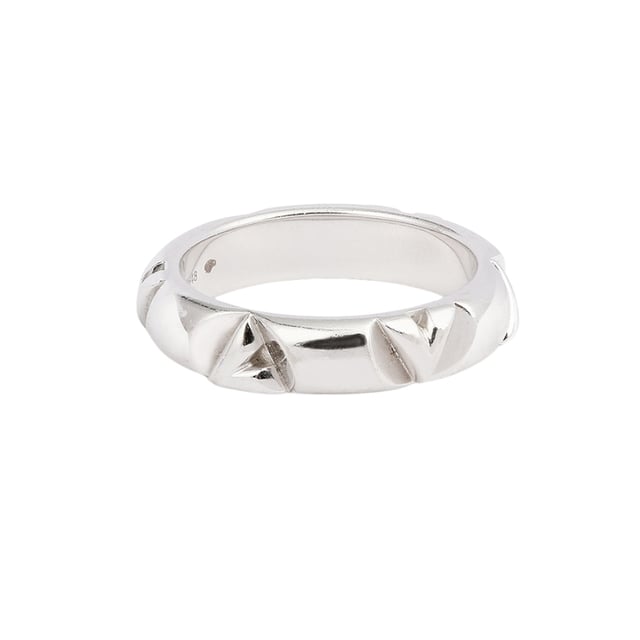 VINTAGE, RRP SOM NY
LV Volt Louis Vuitton Ring: Begagnad LV Volt Louis Vuitton-ring i 750/1000 vitt guld. En lätt kupad bangle-ring med ett ingraverat motiv av stiliserade bokstäver L och V med LV-motivet upprepande med jämna intervaller. Bredd: 5 mm. Begagnad Louis Vuitton-jewel signerad och numrerad. Med låda och certifikat för äkthet (var vänlig notera att certifikatet som tillhandahålls av märket inte är numrerat eller daterat). Skick: Utmärkt skick: detta smycke visar få tecken på slitage. Det har rengjorts av en professionell juvelerare innan det packades om i sin ursprungliga påse. Detaljer: . 750/1000 Vitt Guld (18K) . Bredd: 5 mm . Ringstorlek: 58 . Vikt: 10,08 g - Förpackning och Certifikat: . Original Vuitton-signerad låda (Skick: bra) . Certifikat för äkthet och expertis utfärdat av vår partnerexpert.