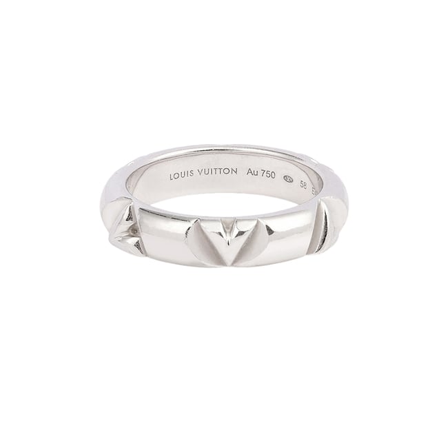 VINTAGE, RRP SOM NY
LV Volt Louis Vuitton Ring: Begagnad LV Volt Louis Vuitton-ring i 750/1000 vitt guld. En lätt kupad bangle-ring med ett ingraverat motiv av stiliserade bokstäver L och V med LV-motivet upprepande med jämna intervaller. Bredd: 5 mm. Begagnad Louis Vuitton-jewel signerad och numrerad. Med låda och certifikat för äkthet (var vänlig notera att certifikatet som tillhandahålls av märket inte är numrerat eller daterat). Skick: Utmärkt skick: detta smycke visar få tecken på slitage. Det har rengjorts av en professionell juvelerare innan det packades om i sin ursprungliga påse. Detaljer: . 750/1000 Vitt Guld (18K) . Bredd: 5 mm . Ringstorlek: 58 . Vikt: 10,08 g - Förpackning och Certifikat: . Original Vuitton-signerad låda (Skick: bra) . Certifikat för äkthet och expertis utfärdat av vår partnerexpert.