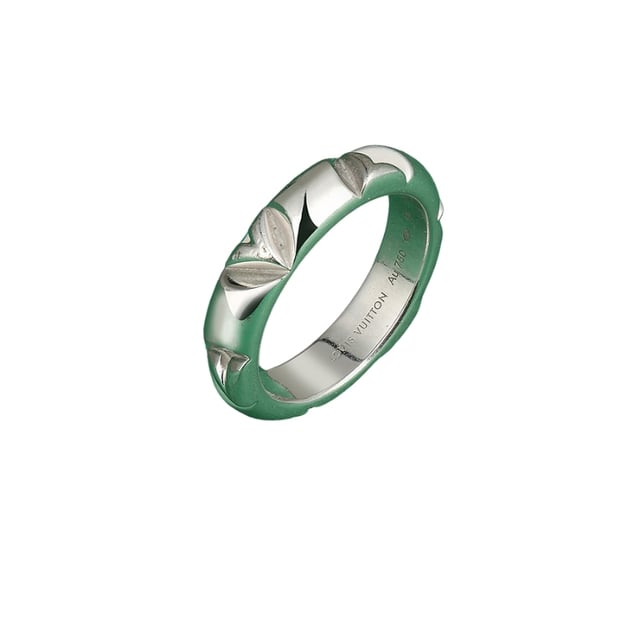 VINTAGE, RRP SOM NY
LV Volt Louis Vuitton Ring: Begagnad LV Volt Louis Vuitton-ring i 750/1000 vitt guld. En lätt kupad bangle-ring med ett ingraverat motiv av stiliserade bokstäver L och V med LV-motivet upprepande med jämna intervaller. Bredd: 5 mm. Begagnad Louis Vuitton-jewel signerad och numrerad. Med låda och certifikat för äkthet (var vänlig notera att certifikatet som tillhandahålls av märket inte är numrerat eller daterat). Skick: Utmärkt skick: detta smycke visar få tecken på slitage. Det har rengjorts av en professionell juvelerare innan det packades om i sin ursprungliga påse. Detaljer: . 750/1000 Vitt Guld (18K) . Bredd: 5 mm . Ringstorlek: 58 . Vikt: 10,08 g - Förpackning och Certifikat: . Original Vuitton-signerad låda (Skick: bra) . Certifikat för äkthet och expertis utfärdat av vår partnerexpert.