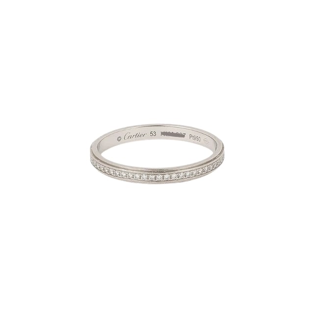 VINTAGE, RRP SOM NY
Cartier Love Ring: Begagnad Cartier Love Ring i 950/1000 platina och prydd med briljantslipade diamanter signerade Cartier. Ringen är en semi-domad band med en bredd av cirka 2,2 mm. Den har en fin dubbel gadroon på utsidan där diamanter är inlagda i mitten.

På insidan av ringen syns signaturen © Cartier och serienumret samt stämplarna 53 för storleken och Pt950 för platina. Skick: Utmärkt skick: detta smycke har noggrant polerats och rengjorts av en professionell juvelerare och återförpackats i sin originalbox. Detaljer: - 950/1000 platina - Briljantslipad diamantpavé - Bredd: 2,2 mm - Vikt: 2,43 gr - Förpackning och certifikat: - Original röd läderask (utmärkt yttre skick, repad på insidan) - Cartier äkthetscertifikat - Expertutlåtande utfärdat av vår partnerexpert.