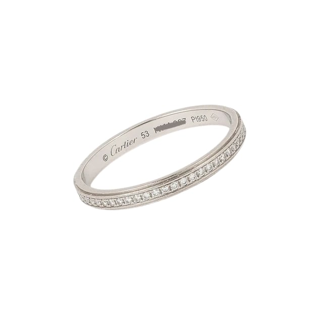 VINTAGE, RRP SOM NY
Cartier Love Ring: Begagnad Cartier Love Ring i 950/1000 platina och prydd med briljantslipade diamanter signerade Cartier. Ringen är en semi-domad band med en bredd av cirka 2,2 mm. Den har en fin dubbel gadroon på utsidan där diamanter är inlagda i mitten.

På insidan av ringen syns signaturen © Cartier och serienumret samt stämplarna 53 för storleken och Pt950 för platina. Skick: Utmärkt skick: detta smycke har noggrant polerats och rengjorts av en professionell juvelerare och återförpackats i sin originalbox. Detaljer: - 950/1000 platina - Briljantslipad diamantpavé - Bredd: 2,2 mm - Vikt: 2,43 gr - Förpackning och certifikat: - Original röd läderask (utmärkt yttre skick, repad på insidan) - Cartier äkthetscertifikat - Expertutlåtande utfärdat av vår partnerexpert.