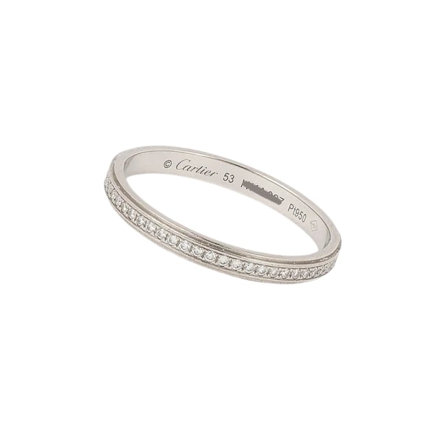 VINTAGE, RRP SOM NY
Cartier Love Ring: Begagnad Cartier Love Ring i 950/1000 platina och prydd med briljantslipade diamanter signerade Cartier. Ringen är en semi-domad band med en bredd av cirka 2,2 mm. Den har en fin dubbel gadroon på utsidan där diamanter är inlagda i mitten.

På insidan av ringen syns signaturen © Cartier och serienumret samt stämplarna 53 för storleken och Pt950 för platina. Skick: Utmärkt skick: detta smycke har noggrant polerats och rengjorts av en professionell juvelerare och återförpackats i sin originalbox. Detaljer: - 950/1000 platina - Briljantslipad diamantpavé - Bredd: 2,2 mm - Vikt: 2,43 gr - Förpackning och certifikat: - Original röd läderask (utmärkt yttre skick, repad på insidan) - Cartier äkthetscertifikat - Expertutlåtande utfärdat av vår partnerexpert.