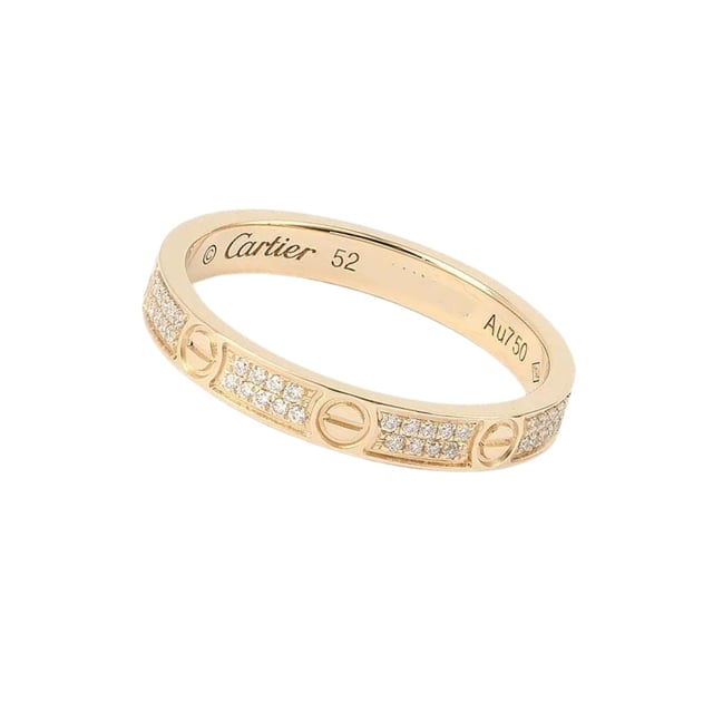 VINTAGE, RRP AS NEW
Cartier Love Small Model Ring: Pre-owned Cartier Love Small Model Ring in 18K yellow gold. The ring consists of a yellow gold band paved with brilliant-cut diamonds on 2 rows with 6 spaced screw motifs. Band width: approximately 2.6 mm. Signature: Cartier and numbered. Condition: Excellent condition: this piece of jewelry has been carefully cleaned by a professional jeweler and repackaged in its original box also marked. Few signs of wear. Very beautiful shine. Details: . 18K Yellow Gold. 2 rows of diamonds. Width 2.6 mm. Finger size: 52. Weight: 2.68 gr - Packaging and Certificates: . New unmarked box. Certificate of expertise issued by our partner expert.