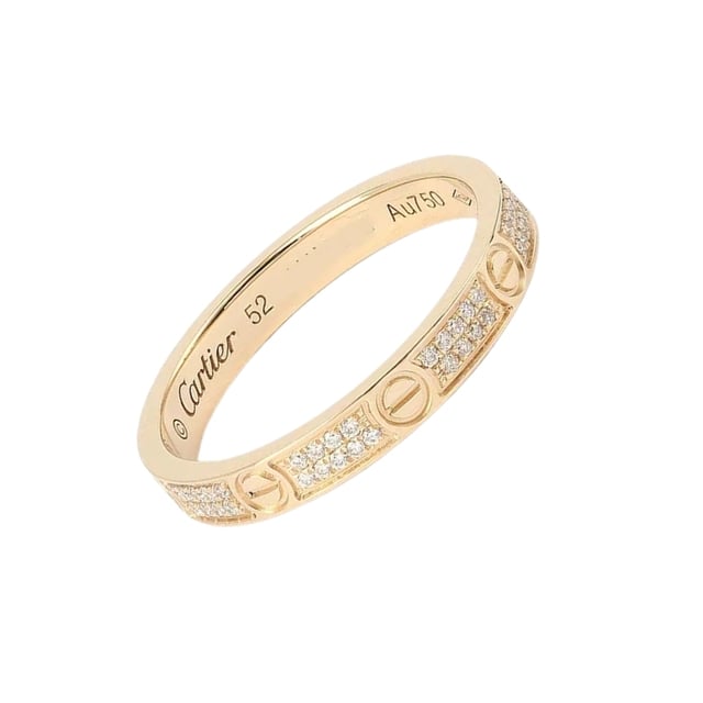 VINTAGE, RRP AS NEW
Cartier Love Small Model Ring: Pre-owned Cartier Love Small Model Ring in 18K yellow gold. The ring consists of a yellow gold band paved with brilliant-cut diamonds on 2 rows with 6 spaced screw motifs. Band width: approximately 2.6 mm. Signature: Cartier and numbered. Condition: Excellent condition: this piece of jewelry has been carefully cleaned by a professional jeweler and repackaged in its original box also marked. Few signs of wear. Very beautiful shine. Details: . 18K Yellow Gold. 2 rows of diamonds. Width 2.6 mm. Finger size: 52. Weight: 2.68 gr - Packaging and Certificates: . New unmarked box. Certificate of expertise issued by our partner expert.