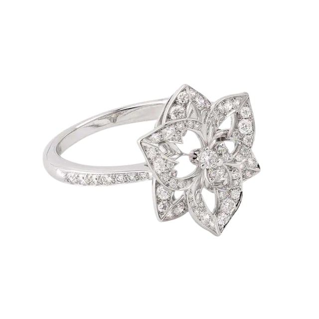 VINTAGE, RRP SOM NY  
Diamant Pensee Ring av Boucheron: Begagnad Boucheron diamant pensee ring i 18K vitguld: en öppnad pensee blomma prydd med diamanter på en delvis diamantsatt ring. En begagnad Boucheron ring för kvinnor med ett centralt diamantmotiv som gör den till den perfekta ringen för förlovningar eller för att visa kärlek och engagemang. Tillstånd: Smyckets tillstånd: Begagnad renoverad kategori A. Utmärkt skick: denna ring har polerats och kontrollerats av varumärket. Detaljer: - 18K Vitguld - Rund briljant slipad diamant pavé - Motivstorlek: 14,3 x 15 mm - Ringstorlek: 53 - Vikt: 3,8 gr - Förpackning och certifikat: - Vit läderpung signerad Boucheron - Ny obemärkt etui - Expertcertifikat utfärdat av vår partnerexpert.