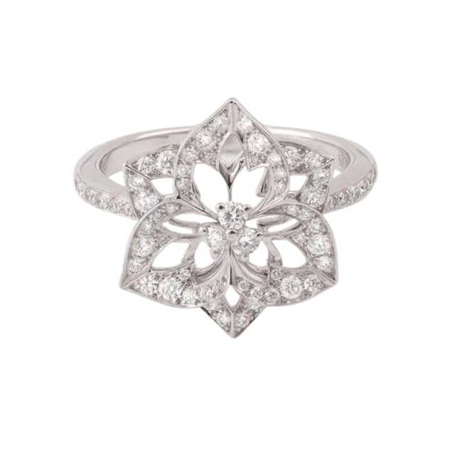 VINTAGE, RRP SOM NY  
Diamant Pensee Ring av Boucheron: Begagnad Boucheron diamant pensee ring i 18K vitguld: en öppnad pensee blomma prydd med diamanter på en delvis diamantsatt ring. En begagnad Boucheron ring för kvinnor med ett centralt diamantmotiv som gör den till den perfekta ringen för förlovningar eller för att visa kärlek och engagemang. Tillstånd: Smyckets tillstånd: Begagnad renoverad kategori A. Utmärkt skick: denna ring har polerats och kontrollerats av varumärket. Detaljer: - 18K Vitguld - Rund briljant slipad diamant pavé - Motivstorlek: 14,3 x 15 mm - Ringstorlek: 53 - Vikt: 3,8 gr - Förpackning och certifikat: - Vit läderpung signerad Boucheron - Ny obemärkt etui - Expertcertifikat utfärdat av vår partnerexpert.