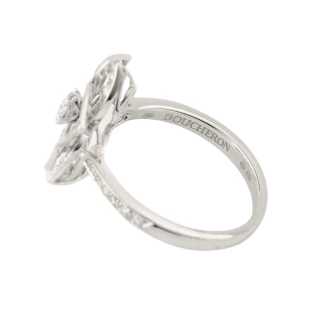 VINTAGE, RRP SOM NY  
Diamant Pensee Ring av Boucheron: Begagnad Boucheron diamant pensee ring i 18K vitguld: en öppnad pensee blomma prydd med diamanter på en delvis diamantsatt ring. En begagnad Boucheron ring för kvinnor med ett centralt diamantmotiv som gör den till den perfekta ringen för förlovningar eller för att visa kärlek och engagemang. Tillstånd: Smyckets tillstånd: Begagnad renoverad kategori A. Utmärkt skick: denna ring har polerats och kontrollerats av varumärket. Detaljer: - 18K Vitguld - Rund briljant slipad diamant pavé - Motivstorlek: 14,3 x 15 mm - Ringstorlek: 53 - Vikt: 3,8 gr - Förpackning och certifikat: - Vit läderpung signerad Boucheron - Ny obemärkt etui - Expertcertifikat utfärdat av vår partnerexpert.
