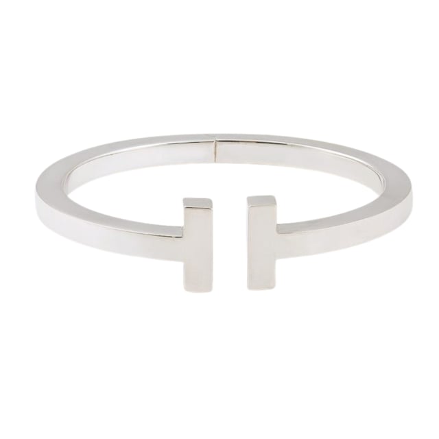 VINTAGE, RRP AS NEW
Square Tiffany T Tiffany & Co Bracelet: Pre-owned Square Tiffany & Co bracelet in 925/1000 silver. An oval bangle opening to a square section (5 x 5 mm) featuring two T's facing each other separated by a space. Signed Tiffany & Co. Condition: Very good condition: this piece of jewelry has been carefully cleaned by a professional jeweler and repackaged in its original Tiffany & Co signed box. Details: . 925/1000 silver. Interior: 5.7 x 4.8 cm
. Exterior: 6.6 x 5.8 cm
. Section: 0.5 cm. Weight: 30.3 gr - Packaging and Certificates: . Original blue cardboard box (Very Good Condition).
. Expertise certificate issued by our partner expert.