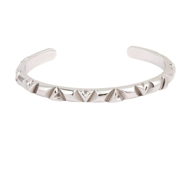VINTAGE, RRP AS NEW
LV Volt Louis Vuitton Bracelet: Pre-owned LV Volt Louis Vuitton bracelet in 750/1000 white gold. A fine, open bangle, slightly curved on the outside featuring an engraving motif of stylized letters L and V. The letters L and V are separated and repeated at regular intervals. Width: 2.7 mm. Size L: 16 cm. Bracelet signed Louis Vuitton and numbered. With original box. Condition: Excellent condition: this piece of jewelry shows few signs of wear. It has been cleaned by a professional jeweler before being re-packaged in its original pouch. Details: . 750/1000 White Gold (18K) . Width: 2.7 mm . Size: 16 cm . Weight: 22.26 gr - Packaging and Certificates: . Original Vuitton signed case (Condition: good) . Expert certificate issued by our partner expert.