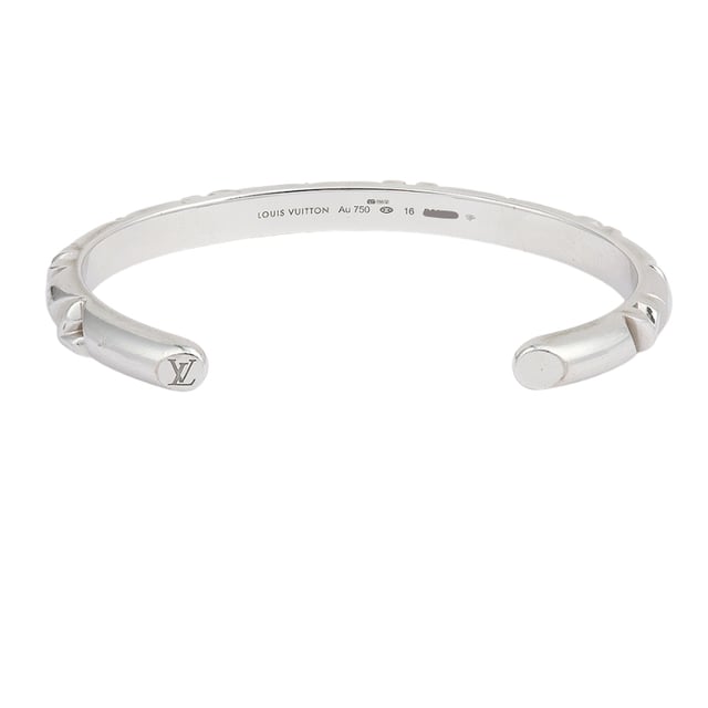 VINTAGE, RRP AS NEW
LV Volt Louis Vuitton Bracelet: Pre-owned LV Volt Louis Vuitton bracelet in 750/1000 white gold. A fine, open bangle, slightly curved on the outside featuring an engraving motif of stylized letters L and V. The letters L and V are separated and repeated at regular intervals. Width: 2.7 mm. Size L: 16 cm. Bracelet signed Louis Vuitton and numbered. With original box. Condition: Excellent condition: this piece of jewelry shows few signs of wear. It has been cleaned by a professional jeweler before being re-packaged in its original pouch. Details: . 750/1000 White Gold (18K) . Width: 2.7 mm . Size: 16 cm . Weight: 22.26 gr - Packaging and Certificates: . Original Vuitton signed case (Condition: good) . Expert certificate issued by our partner expert.