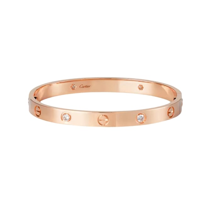 VINTAGE, RRP AS NEW
Love 4 Diamonds Cartier Bracelet: Pre-owned Cartier Love Bracelet in 18K rose gold (750/1000) composed of two rigid arcs attached by a screw with spaced screw motifs. 4 diamonds enhance the central screw motifs. The closure system consists of two functional screws located on either side of the bracelet to open and close with a screwdriver. To determine the size of your Love bracelet, measure your wrist, add one centimeter to your size for a snug fit, or two centimeters for a looser fit. Condition: Excellent condition: this piece of jewelry has been carefully polished at the Cartier house, and cleaned, before being repackaged in its original case. Details: - 18K Rose Gold (750/1000) - 4 brilliant-cut diamonds - Width: approximately 6 mm - Wrist circumference: 16 cm - Weight: - Packaging and Certificates: - Original red Cartier case (Condition: good) - Certificate of origin and expertise issued by our partner expert.