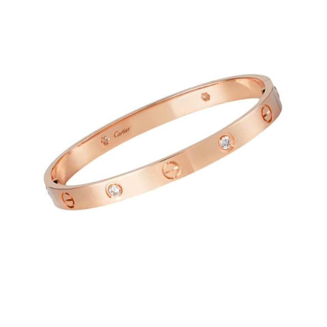 VINTAGE, RRP AS NEW
Love 4 Diamonds Cartier Bracelet: Pre-owned Cartier Love Bracelet in 18K rose gold (750/1000) composed of two rigid arcs attached by a screw with spaced screw motifs. 4 diamonds enhance the central screw motifs. The closure system consists of two functional screws located on either side of the bracelet to open and close with a screwdriver. To determine the size of your Love bracelet, measure your wrist, add one centimeter to your size for a snug fit, or two centimeters for a looser fit. Condition: Excellent condition: this piece of jewelry has been carefully polished at the Cartier house, and cleaned, before being repackaged in its original case. Details: - 18K Rose Gold (750/1000) - 4 brilliant-cut diamonds - Width: approximately 6 mm - Wrist circumference: 16 cm - Weight: - Packaging and Certificates: - Original red Cartier case (Condition: good) - Certificate of origin and expertise issued by our partner expert.
