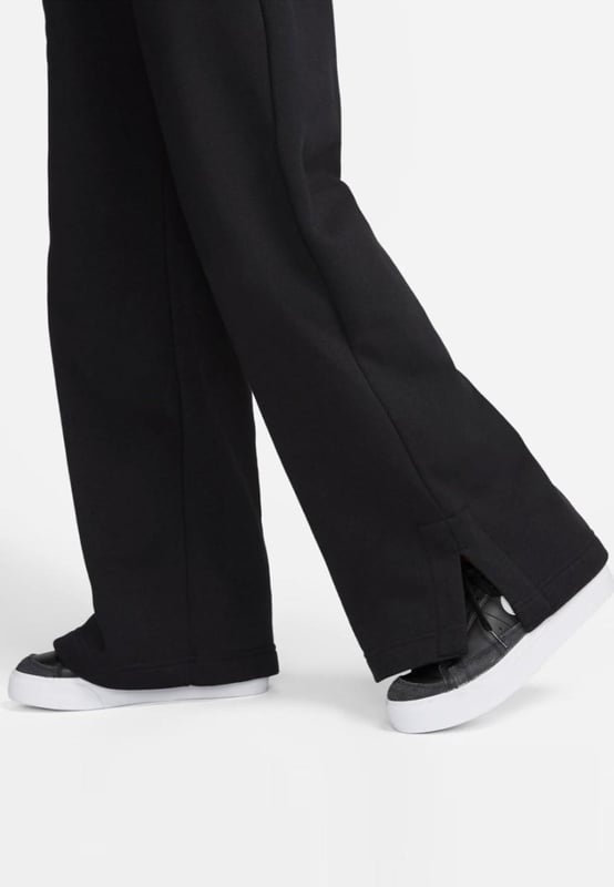 Nike Ladies Phoenix fleece wide pant reimagines luxury loungewear with a bold, high-waisted design. - -. Crafted from soft, brushed midweight fleece, these full-length joggers offer a cosy yet structured fit. - -. With a high-rise waistband, drawcord for a snug fit, side pockets and elongated ribbing, they bring effortless style and comfort.
