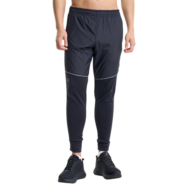 Herenbroek Under Armour Armour Fleece Storm. Armour Fleece® is licht, ongelooflijk warm en heeft precies de juiste hoeveelheid stretch. UA Storm is waterafstotend en bijna gewichtloos. Samen hoef je nooit meer binnen te trainen.- UA Storm-technologie stoot water af zonder in te leveren op ademend vermogen.- Armour Fleece® is licht, ademend en rekbaar voor superieure beweeglijkheid.- Zachte geborstelde binnenlaag houdt warmte vast om je warm en comfortabel te houden.- Waterbestendige geweven overlays voor extra duurzaamheid en bescherming.- Elastische tailleband met interne trekkoordverstelling.- Veilige handzakken met rits.- Gebruikt een fluorvrije waterafstotende behandeling.- De hoofdstof bevat minimaal 90% gerecycled polyester, met uitzondering van sierranden en versieringen. Ref: 1373784001.
