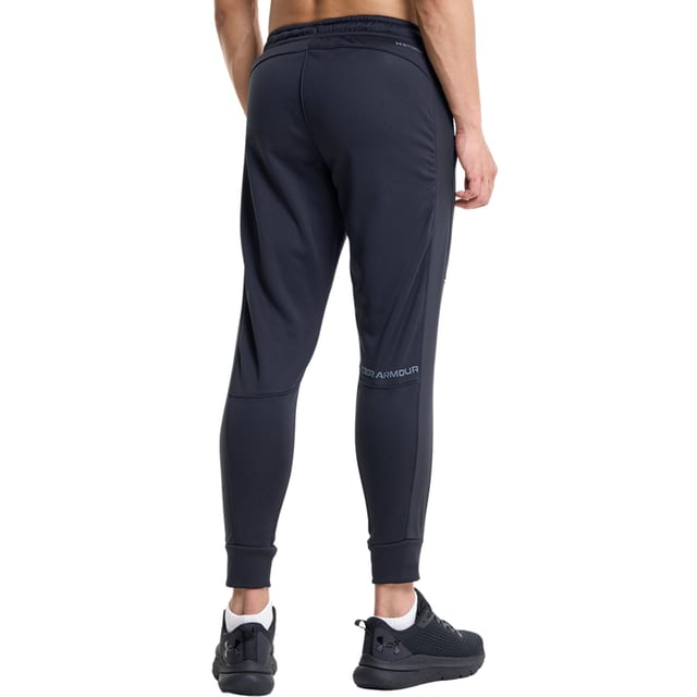 Herenbroek Under Armour Armour Fleece Storm. Armour Fleece® is licht, ongelooflijk warm en heeft precies de juiste hoeveelheid stretch. UA Storm is waterafstotend en bijna gewichtloos. Samen hoef je nooit meer binnen te trainen.- UA Storm-technologie stoot water af zonder in te leveren op ademend vermogen.- Armour Fleece® is licht, ademend en rekbaar voor superieure beweeglijkheid.- Zachte geborstelde binnenlaag houdt warmte vast om je warm en comfortabel te houden.- Waterbestendige geweven overlays voor extra duurzaamheid en bescherming.- Elastische tailleband met interne trekkoordverstelling.- Veilige handzakken met rits.- Gebruikt een fluorvrije waterafstotende behandeling.- De hoofdstof bevat minimaal 90% gerecycled polyester, met uitzondering van sierranden en versieringen. Ref: 1373784001.