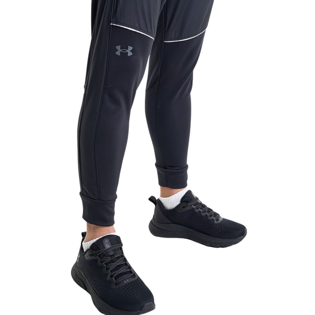 Herenbroek Under Armour Armour Fleece Storm. Armour Fleece® is licht, ongelooflijk warm en heeft precies de juiste hoeveelheid stretch. UA Storm is waterafstotend en bijna gewichtloos. Samen hoef je nooit meer binnen te trainen.- UA Storm-technologie stoot water af zonder in te leveren op ademend vermogen.- Armour Fleece® is licht, ademend en rekbaar voor superieure beweeglijkheid.- Zachte geborstelde binnenlaag houdt warmte vast om je warm en comfortabel te houden.- Waterbestendige geweven overlays voor extra duurzaamheid en bescherming.- Elastische tailleband met interne trekkoordverstelling.- Veilige handzakken met rits.- Gebruikt een fluorvrije waterafstotende behandeling.- De hoofdstof bevat minimaal 90% gerecycled polyester, met uitzondering van sierranden en versieringen. Ref: 1373784001.