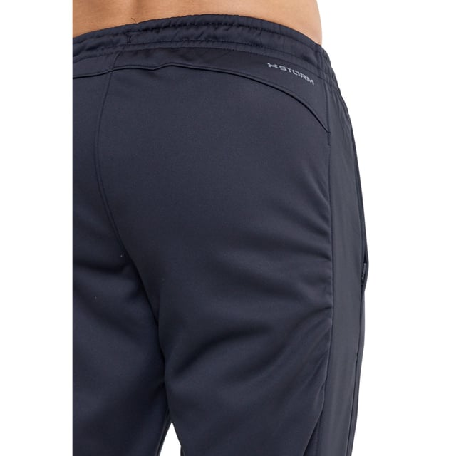 Herenbroek Under Armour Armour Fleece Storm. Armour Fleece® is licht, ongelooflijk warm en heeft precies de juiste hoeveelheid stretch. UA Storm is waterafstotend en bijna gewichtloos. Samen hoef je nooit meer binnen te trainen.- UA Storm-technologie stoot water af zonder in te leveren op ademend vermogen.- Armour Fleece® is licht, ademend en rekbaar voor superieure beweeglijkheid.- Zachte geborstelde binnenlaag houdt warmte vast om je warm en comfortabel te houden.- Waterbestendige geweven overlays voor extra duurzaamheid en bescherming.- Elastische tailleband met interne trekkoordverstelling.- Veilige handzakken met rits.- Gebruikt een fluorvrije waterafstotende behandeling.- De hoofdstof bevat minimaal 90% gerecycled polyester, met uitzondering van sierranden en versieringen. Ref: 1373784001.