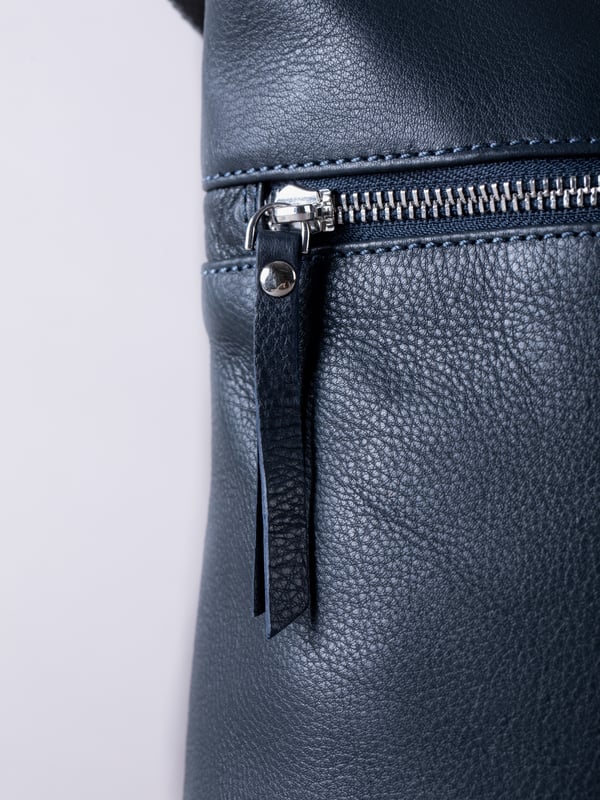 For sophisticated every day organisation, look no further than the Winleigh shoulder bag. Crafted from supple leather, this accessory wardrobe essential has a comfortable adjustable strap and pockets aplenty. In a classic navy colourway, this versatile bag will pair with all of your outfits no matter the season. Measurements: 36x24x14