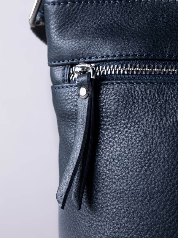 Expertly crafted from premium leather, the Winleigh cross body bag is as practical as it is stylish. Dual front zip pockets elevate this structured silhouette, whilst the adjustable cross body strap allows for versatile and comfortable wear. With plenty of room inside, this classic black bag is ideal for every day. Measurements: 28x24x8