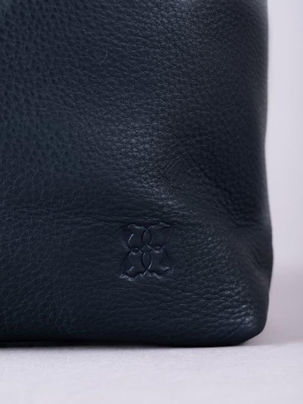 Expertly crafted from premium leather, the Winleigh cross body bag is as practical as it is stylish. Dual front zip pockets elevate this structured silhouette, whilst the adjustable cross body strap allows for versatile and comfortable wear. With plenty of room inside, this classic black bag is ideal for every day. Measurements: 28x24x8