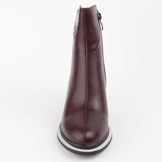 Botín con tacón para mujer. Calce cómodo. Plantilla acolchada de piel natural. Fabricado por otras marcas para nuestra marca. Medidas aproximadas: 8 cm de tacón, 2 cm de plataforma, 14 cm alto de caña y 10 cm ancho de caña.