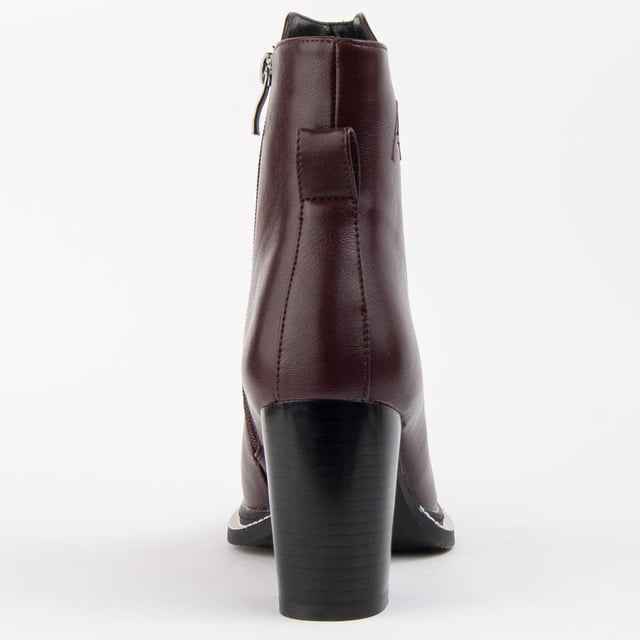 Botín con tacón para mujer. Calce cómodo. Plantilla acolchada de piel natural. Fabricado por otras marcas para nuestra marca. Medidas aproximadas: 8 cm de tacón, 2 cm de plataforma, 14 cm alto de caña y 10 cm ancho de caña.
