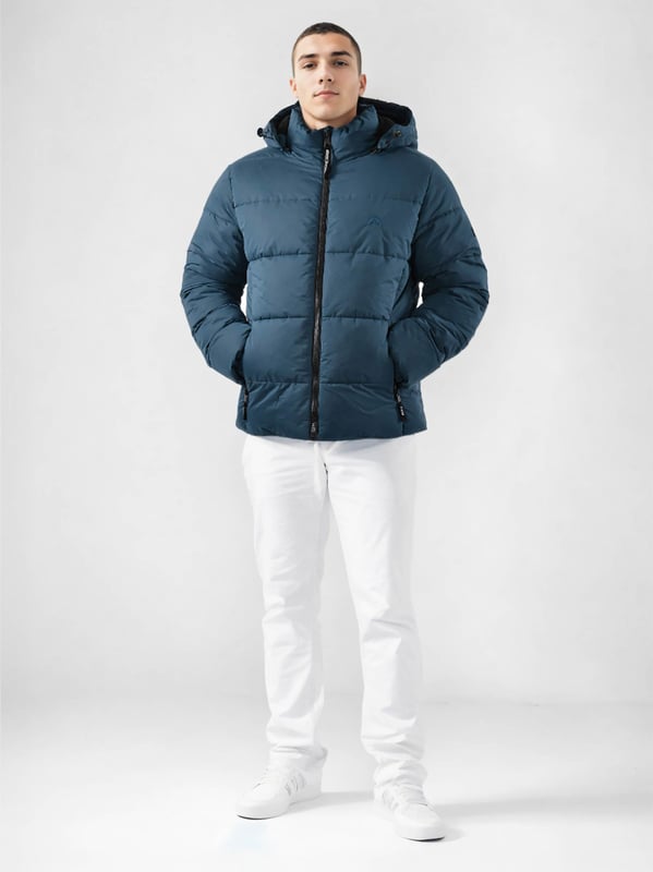 Arctic Seven Chaqueta de Invierno para Hombre – Chaqueta Acolchada Resistente al Viento y al Agua con Capucha Desmontable
Esta chaqueta de invierno Arctic Seven combina perfectamente estilo y funcionalidad. Es ligera pero cálida, con un cuello alto y una capucha desmontable, ideal para protegerse del viento y el frío.

✔ Resistente al viento y al agua
✔ Capucha desmontable con cordón elástico
✔ Cuello alto & puños acanalados
✔ Bolsillos laterales e interiores con forro polar
✔ Cremallera robusta con tirador grande

Material:
Tejido exterior: 100% Poliéster
Forro interior: 100% Poliéster
Relleno & acolchado: 100% Poliéster