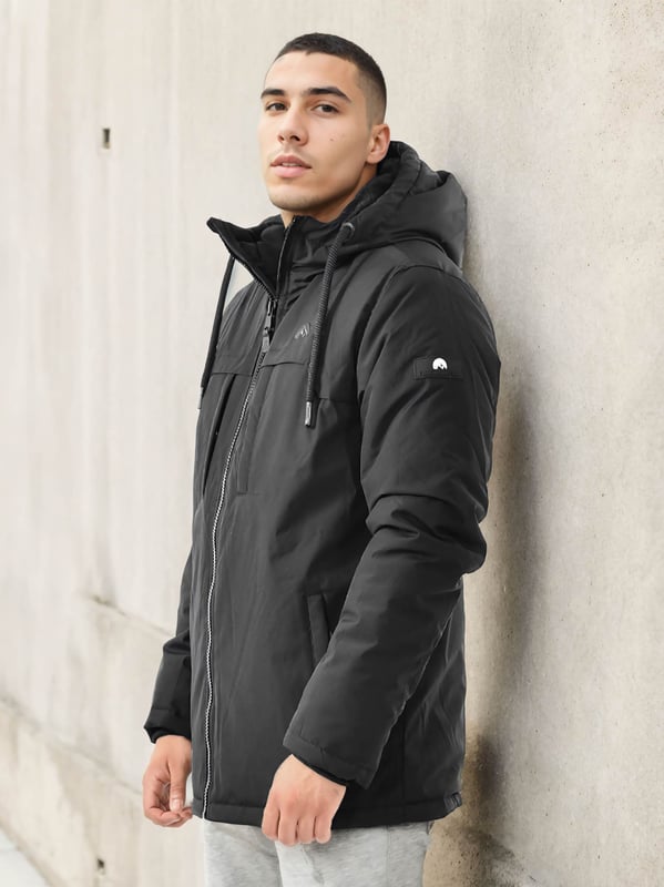 Chaqueta de Invierno para Hombre Arctic Seven – Chaqueta Acolchada Resistente al Viento y al Agua con Capucha Desmontable
Esta chaqueta de invierno Arctic Seven combina estilo y comodidad. Está ligeramente acolchada, forrada con suave felpa de peluche y proporciona una protección óptima contra el viento y el frío. Gracias a su diseño ligero, ofrece la máxima comodidad.

✔ Material resistente al viento y al agua
✔ Capucha desmontable con suave forro de felpa
✔ Cuello alto y acolchado
✔ Bolsillos laterales e interiores con forro polar
✔ Cremallera robusta con grandes tiradores
✔ Diseño sutil y moderno
✔ Ajuste cómodo para un confort máximo

Material:
Tejido exterior: 100% Poliéster
Forro: 100% Poliéster
Relleno y acolchado: 100% Poliéster
Piel sintética: 100% Poliéster
