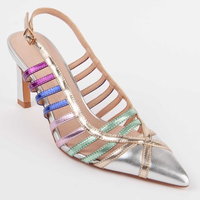 Zapato de tacón para mujer. Plantilla de piel 100% natural. Calce cómodo. Fabricado por otras marcas para nuestra marca. Medidas aproximadas: 6 cm de tacón.