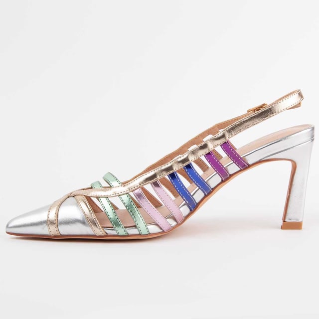 Zapato de tacón para mujer. Plantilla de piel 100% natural. Calce cómodo. Fabricado por otras marcas para nuestra marca. Medidas aproximadas: 6 cm de tacón.