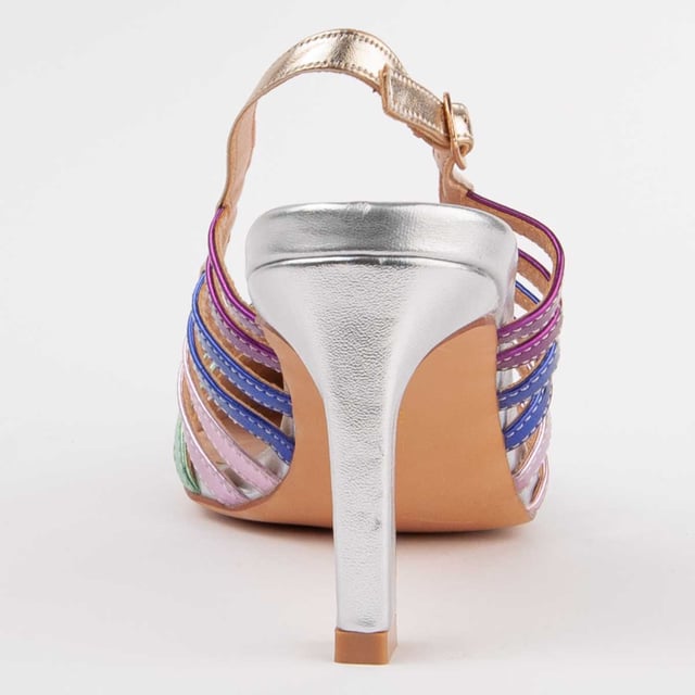 Zapato de tacón para mujer. Plantilla de piel 100% natural. Calce cómodo. Fabricado por otras marcas para nuestra marca. Medidas aproximadas: 6 cm de tacón.