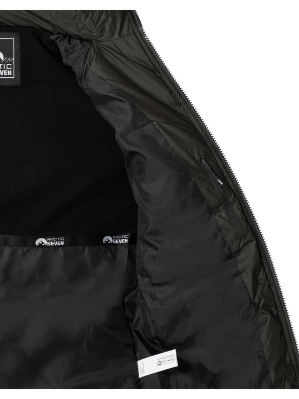 Arctic Seven Heren Gewatteerde Jas – Wind- & Waterafstotende Winterjas met Afneembare Capuchon
Deze winterjas van Arctic Seven combineert stijl en comfort. De jas is licht van gewicht maar toch warm, met fleecevoering op de rug en een afneembare capuchon – ideaal tegen wind en kou.

✔ Wind- & waterafstotend
✔ Afneembare capuchon met elastiek
✔ Hoge kraag & geribde boorden
✔ Zij- en binnenzakken met fleece
✔ Stevige ritssluiting met grote trekker

Materiaal:
Buitenstof: 100% Polyester
Voering & vulling: 100% Polyester