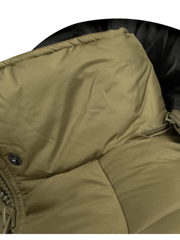 Arctic Seven Herren Steppjacke – Wind- & wasserabweisende Winterjacke mit abnehmbarer Kapuze
Die Arctic Seven Herren Steppjacke kombiniert modernes Design mit Funktionalität – ideal für Herbst und Winter. Das leichte Futter, die Fleece-Innenseite im Rücken und die abnehmbare Kapuze bieten angenehme Wärme und Schutz vor Wind.

✔ Wind- & wasserabweisend
✔ Abnehmbare Kapuze mit Gummizug
✔ Hoher Kragen & Rippbündchen
✔ Seitliche & Innentaschen mit Fleece
✔ Robuster Reißverschluss mit großem Zipper

Material:
Obermaterial: 100% Polyester
Futter & Wattierung: 100% Polyester