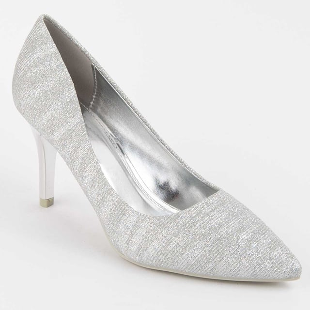 Hakken schoenen voor dames. Comfortabele pasvorm. Gemaakt door andere merken voor ons merk. Ongeveer 8 cm hak