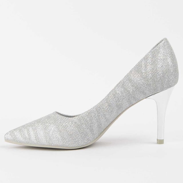Hakken schoenen voor dames. Comfortabele pasvorm. Gemaakt door andere merken voor ons merk. Ongeveer 8 cm hak