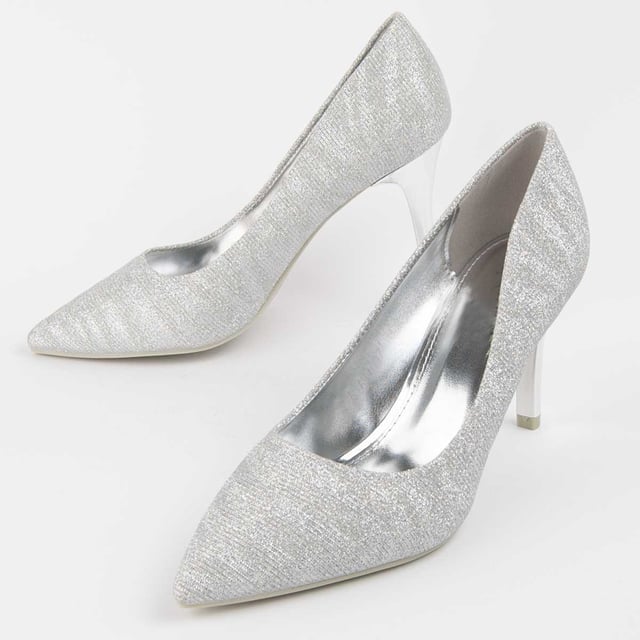 Hakken schoenen voor dames. Comfortabele pasvorm. Gemaakt door andere merken voor ons merk. Ongeveer 8 cm hak