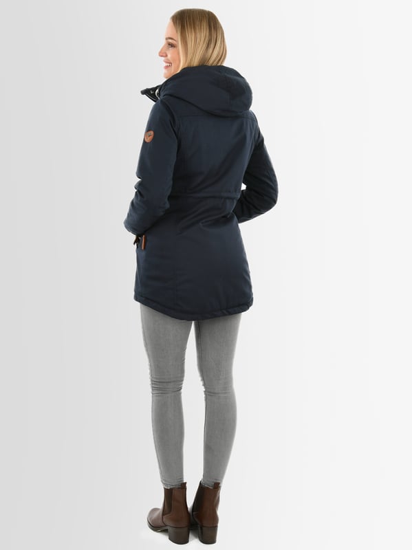 Navahoo Parka Dames – Warme, windafstotende winterjas met teddyvoering & capuchon

Stijlvol en functioneel voor herfst en winter: Deze jas met zachte teddyvoering (behalve de mouwen) houdt je warm en beschermd tegen wind. De getailleerde pasvorm zorgt voor een elegante look.

✔ Warm & windafstotend ontwerp
✔ Capuchon met teddyvoering en trekkoord
✔ Hoge kraag & geribde manchetten
✔ Zijzakken, borstzakken en binnenzak
✔ Stevige ritssluiting & windvanger

Materiaal:
Buitenstof: 100% Katoen
Voering & vulling: 100% Polyester