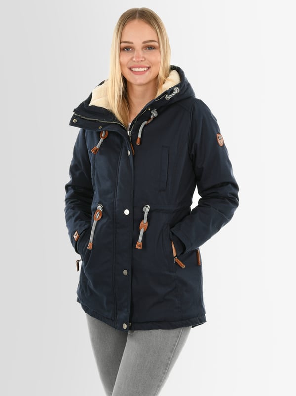 Navahoo Parka Dames – Warme, windafstotende winterjas met teddyvoering & capuchon

Stijlvol en functioneel voor herfst en winter: Deze jas met zachte teddyvoering (behalve de mouwen) houdt je warm en beschermd tegen wind. De getailleerde pasvorm zorgt voor een elegante look.

✔ Warm & windafstotend ontwerp
✔ Capuchon met teddyvoering en trekkoord
✔ Hoge kraag & geribde manchetten
✔ Zijzakken, borstzakken en binnenzak
✔ Stevige ritssluiting & windvanger

Materiaal:
Buitenstof: 100% Katoen
Voering & vulling: 100% Polyester
